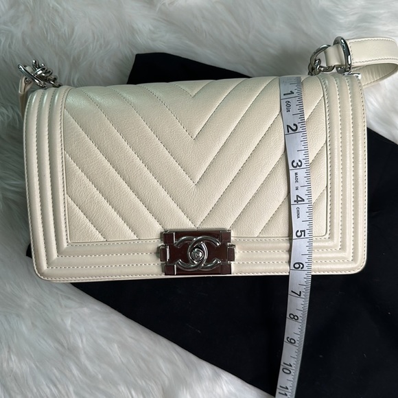 CHANEL WHITE Chevron Flap Bag Yes!!! White!!  Silver Chain - Picture 11 of 13